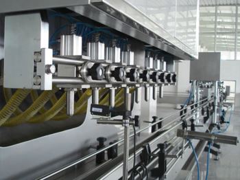 米糠油车间局部 直线式灌装机